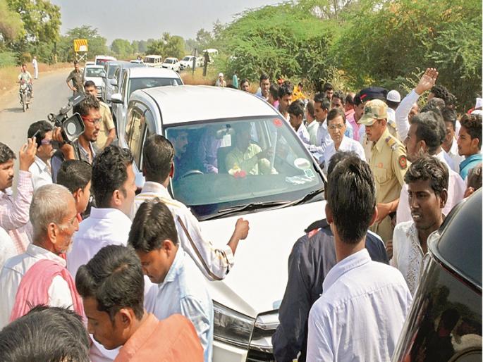 Due to the drought-hit inspection squad, the affected farmers were forced to visit in Parabhani | दुष्काळ पाहणी पथकाला माघारी येण्यास संतप्त शेतकऱ्यांनी भाग पाडले Due to the drought-hit inspection squad, the affected farmers were forced to visit in Parabhani | दुष्काळ पाहणी पथकाला माघारी येण्यास संतप्त शेतकऱ्यांनी भाग पाडले
