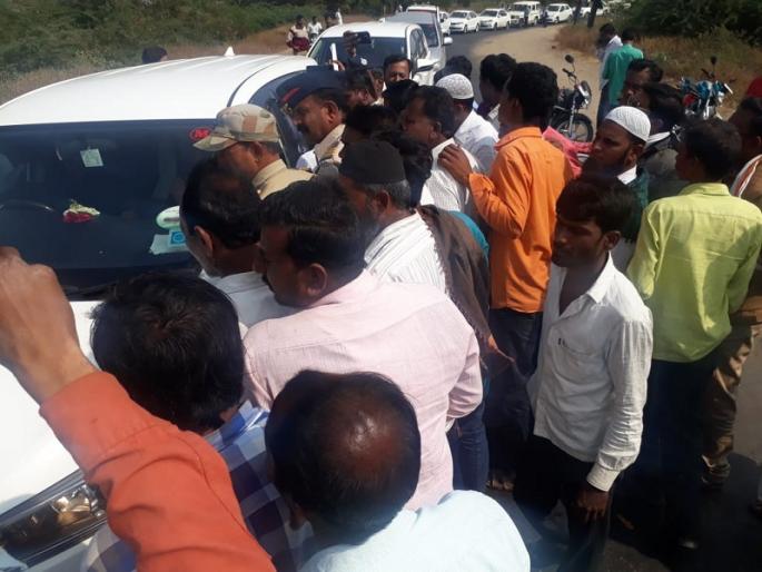 Drought In Marathwada : Due to the sudden drought-stricken tour cancelled of Pedgaon, the farmers stopped drought inspection squad in parabhani | परभणीत दुष्काळग्रस्त पेडगावचा दौरा रद्द केल्याने केंद्रीय पाहणी पथकाचा ताफा शेतकऱ्यांनी अडवला Drought In Marathwada : Due to the sudden drought-stricken tour cancelled of Pedgaon, the farmers stopped drought inspection squad in parabhani | परभणीत दुष्काळग्रस्त पेडगावचा दौरा रद्द केल्याने केंद्रीय पाहणी पथकाचा ताफा शेतकऱ्यांनी अडवला