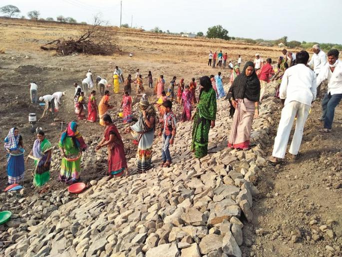 Due to the lake in agriculture land, 12 months water in Davatpur | शेततळे, शोषखड्ड्यांमुळे दावतपुरात १२ महिने पाणी Due to the lake in agriculture land, 12 months water in Davatpur | शेततळे, शोषखड्ड्यांमुळे दावतपुरात १२ महिने पाणी