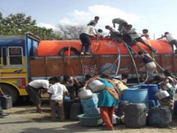 The severity of drought increased in Satara district, along with humans, animals also became thirsty | सातारा जिल्ह्यात दुष्काळाची दाहकता वाढली, माणसांच्या बरोबरीने जनावरेही तहानली  The severity of drought increased in Satara district, along with humans, animals also became thirsty | सातारा जिल्ह्यात दुष्काळाची दाहकता वाढली, माणसांच्या बरोबरीने जनावरेही तहानली