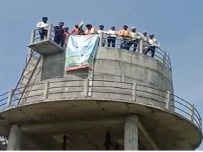 for the farmers demands, farmers agitation on the water tank | नुक्संग्रस्ताना तत्काळ मदत देण्याच्या मागणीसाठी शेतकऱ्यांचे पाण्याच्या टाकीवर आंदोलन for the farmers demands, farmers agitation on the water tank | नुक्संग्रस्ताना तत्काळ मदत देण्याच्या मागणीसाठी शेतकऱ्यांचे पाण्याच्या टाकीवर आंदोलन