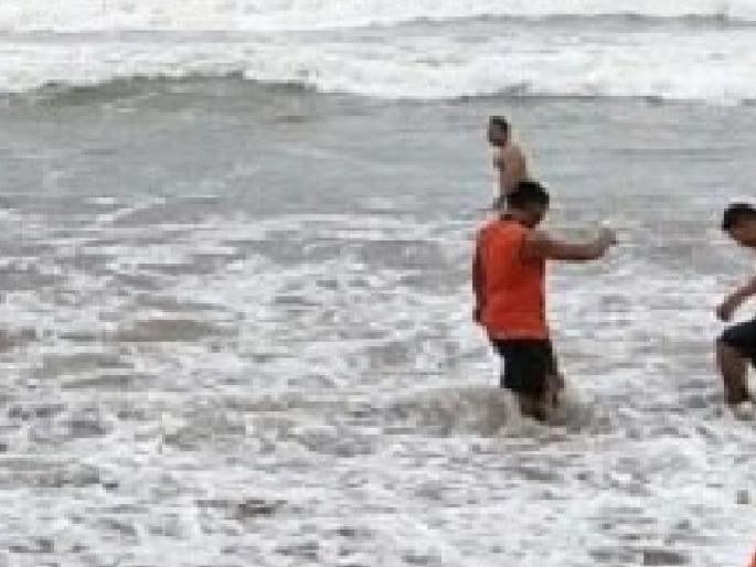Four of Pandharpur drowned in Ganpatipule sea, one dead | गणपतीपुळे समुद्रात पंढरपूरचे चाैघे बुडाले, एकाचा मृत्यू; तिघांना वाचविण्यात यश Four of Pandharpur drowned in Ganpatipule sea, one dead | गणपतीपुळे समुद्रात पंढरपूरचे चाैघे बुडाले, एकाचा मृत्यू; तिघांना वाचविण्यात यश
