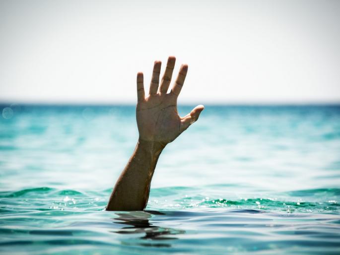 man drown in river during tiktok video at punjab prant pakistan | बापरे! टिकटॉक व्हिडिओ बनवण्यासाठी नदीत घेतली उडी; बचाव पथकाद्वारे बुडलेल्याचा शोध सुरू man drown in river during tiktok video at punjab prant pakistan | बापरे! टिकटॉक व्हिडिओ बनवण्यासाठी नदीत घेतली उडी; बचाव पथकाद्वारे बुडलेल्याचा शोध सुरू
