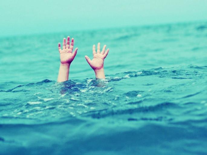 three youths drown in nagar palika lake at daund | फोटोशूट जीवावर बेतले! दौंड येथील तलावात बुडून तीन युवकांचा मृत्यू three youths drown in nagar palika lake at daund | फोटोशूट जीवावर बेतले! दौंड येथील तलावात बुडून तीन युवकांचा मृत्यू