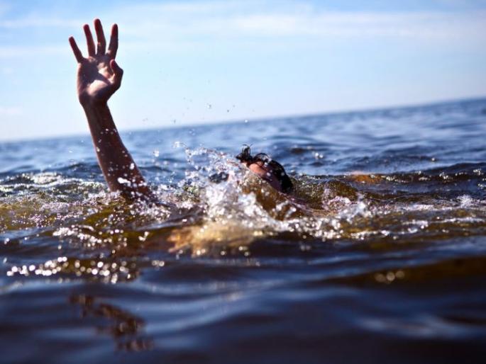 Satyanarayana worship material was immersed in the river; husband drowned along with the wife |  सत्यनारायण पूजा साहित्याच्या विसर्जनासाठी गेले होते नदीवर; पत्नीपाठोपाठ पतीलाही जलसमाधी Satyanarayana worship material was immersed in the river; husband drowned along with the wife |  सत्यनारायण पूजा साहित्याच्या विसर्जनासाठी गेले होते नदीवर; पत्नीपाठोपाठ पतीलाही जलसमाधी