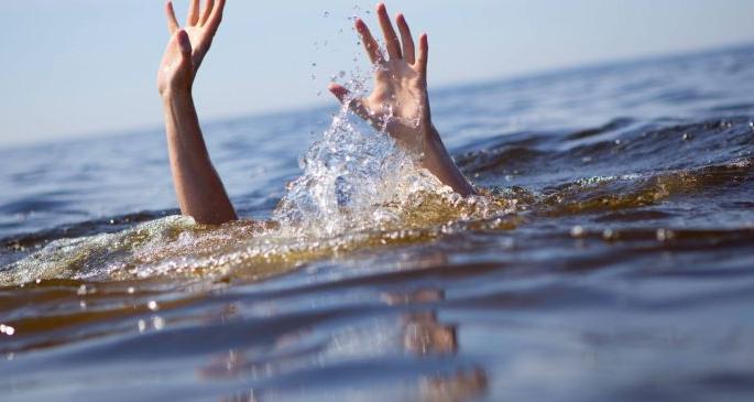 The youth was drowned in the Kapsi area of Nagpur | नागपुरातील कापसी येथे युवक पुरात वाहून गेला The youth was drowned in the Kapsi area of Nagpur | नागपुरातील कापसी येथे युवक पुरात वाहून गेला