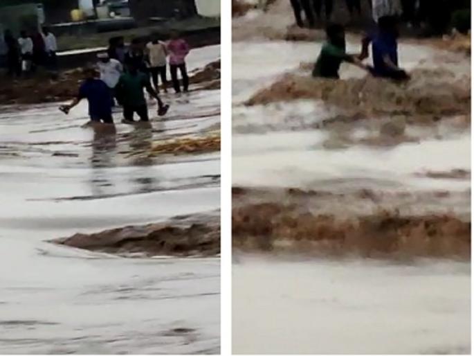 The two brothers were swept away in the flood; One survived and the other was found dead | बघता बघता दोघे भाऊ पुरात वाहून गेले; एक वाचला तर दुसऱ्याचा मृतदेह सापडला The two brothers were swept away in the flood; One survived and the other was found dead | बघता बघता दोघे भाऊ पुरात वाहून गेले; एक वाचला तर दुसऱ्याचा मृतदेह सापडला