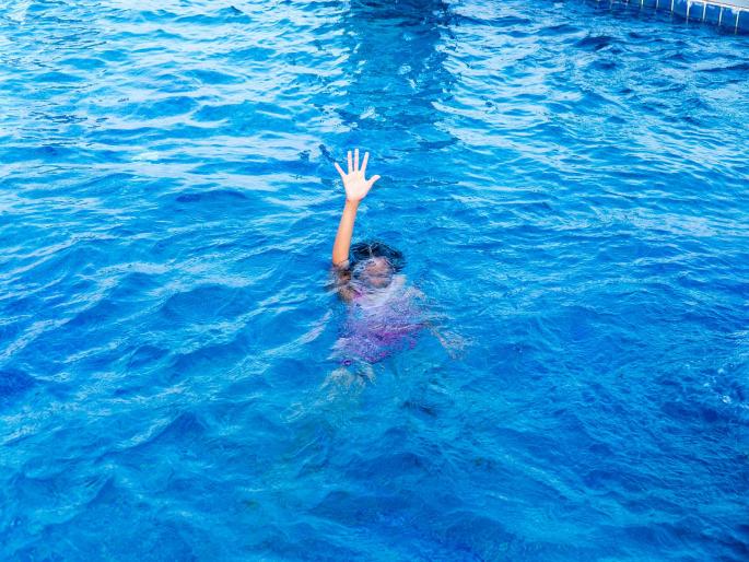 In Delhi The father went out to talk on the phone, while the son drowned in the swimming pool | वडील फोनवर बोलायला बाहेर गेले, तितक्यात स्विमिंग पूलमध्ये बुडून मुलाचा मृत्यू In Delhi The father went out to talk on the phone, while the son drowned in the swimming pool | वडील फोनवर बोलायला बाहेर गेले, तितक्यात स्विमिंग पूलमध्ये बुडून मुलाचा मृत्यू