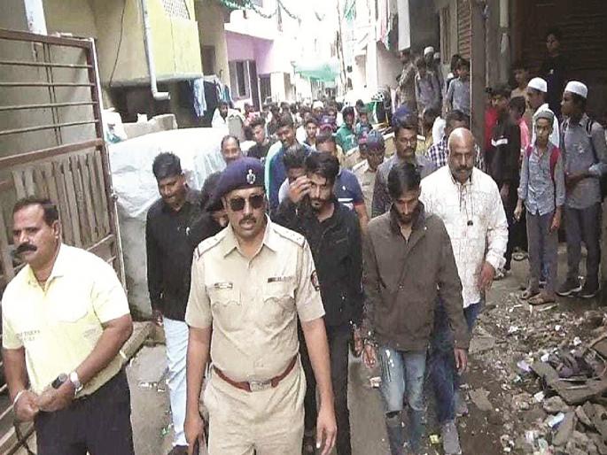 The pattern of criminals in Chhatrapati Sambhajinagar continues; Smugglers were arrested in the same areas where hashish was sold | जेथे चरस विकले, तेथेच तस्करांची धिंड; छत्रपती संभाजीनगरात गुन्हेगारांची धिंड पॅटर्न कायम The pattern of criminals in Chhatrapati Sambhajinagar continues; Smugglers were arrested in the same areas where hashish was sold | जेथे चरस विकले, तेथेच तस्करांची धिंड; छत्रपती संभाजीनगरात गुन्हेगारांची धिंड पॅटर्न कायम