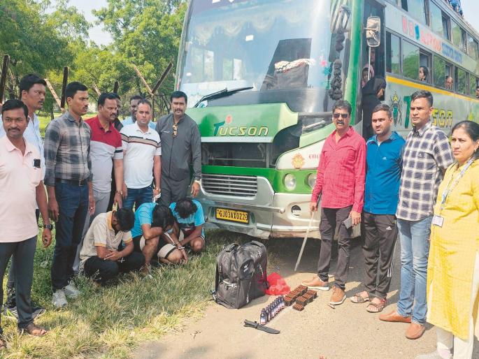 Drugs Madhya Pradesh followed by Gujarat connection again; Three arrested with 1700 pills from travels | नशेचे मध्यप्रदेश पाठोपाठ पुन्हा गुजरात कनेक्शन; ट्रॅव्हल्समधून १७०० गोळ्यांसह तिघे अटकेत Drugs Madhya Pradesh followed by Gujarat connection again; Three arrested with 1700 pills from travels | नशेचे मध्यप्रदेश पाठोपाठ पुन्हा गुजरात कनेक्शन; ट्रॅव्हल्समधून १७०० गोळ्यांसह तिघे अटकेत