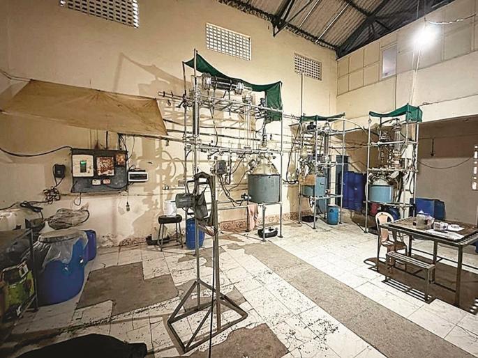 Drug factory in Chhatrapati Sambhajinagar; Physics professor's drug addiction for four years | फिजिक्सच्या प्राध्यापकाचा नशेचा धंदा; छत्रपती संभाजीनगरात टाकल्या ड्रग्जच्या फॅक्टरी