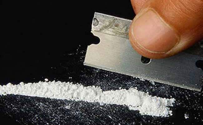 Two arrested with makeupman; Three lakh MD seized | मेकअपमनसह दोघांना अटक; तीन लाखांचे एमडी जप्त Two arrested with makeupman; Three lakh MD seized | मेकअपमनसह दोघांना अटक; तीन लाखांचे एमडी जप्त