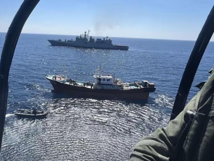 Indian Navy's major operations at sea; Drugs worth 12 thousand crores seized delevery to Gujarat | भारतीय नौदलाचे भरसमुद्रात मोठे ऑपरेशन; 12 हजार कोटींचे ड्रग्ज पकडले Indian Navy's major operations at sea; Drugs worth 12 thousand crores seized delevery to Gujarat | भारतीय नौदलाचे भरसमुद्रात मोठे ऑपरेशन; 12 हजार कोटींचे ड्रग्ज पकडले