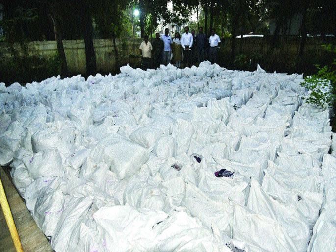 Rs 50 lakh Gutkha confiscated in Panvel, crime branch action | पनवेलमध्ये ५० लाख रुपयांचा गुटखा जप्त, गुन्हे शाखेची कारवाई