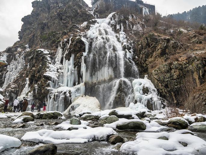 tourists enjoy the frozen waterfalls in jammu and kashmir | गोठलेल्या धबधब्यांसोबत पर्यटकांचे आनंद-तरंग...