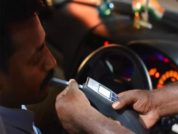 Beware of drunken fathers in Goa; Police take a close look at the drunk driver | गोव्यात दारु पिताय खबरदार; दारु पिऊन वाहने चालविणाऱ्यावर पोलिसांची करडी नजर Beware of drunken fathers in Goa; Police take a close look at the drunk driver | गोव्यात दारु पिताय खबरदार; दारु पिऊन वाहने चालविणाऱ्यावर पोलिसांची करडी नजर
