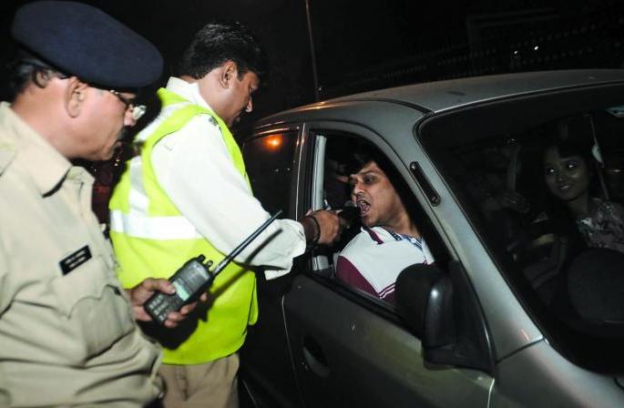 vigilance on drunk and drive by police | ड्रंक अ‍ॅण्ड ड्राईव्हवर पाेलिसांची राहणार करडी नजर ; साध्या वेशातील पाेलीसही करणार तपासणी