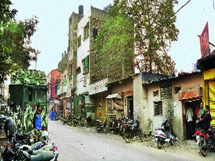 Police are engaged in the sale of liquor! | चक्क पोलीस बंदोबस्तात होतेय दारूविक्री! Police are engaged in the sale of liquor! | चक्क पोलीस बंदोबस्तात होतेय दारूविक्री!