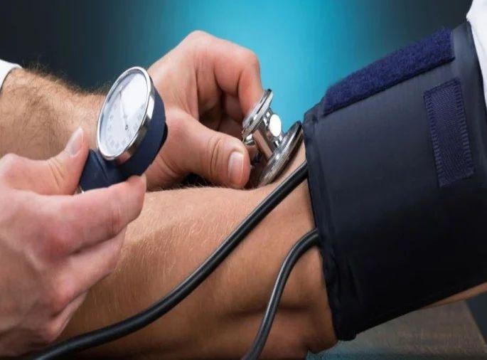 Health Tips Marathi : Home remedies cure low blood pressure how control blood pressure | तुम्हालाही अचानक BP चा त्रास होतो? तज्ज्ञांनी सांगितले 'बीपी' नियंत्रणात ठेवण्याचे सोपे उपाय