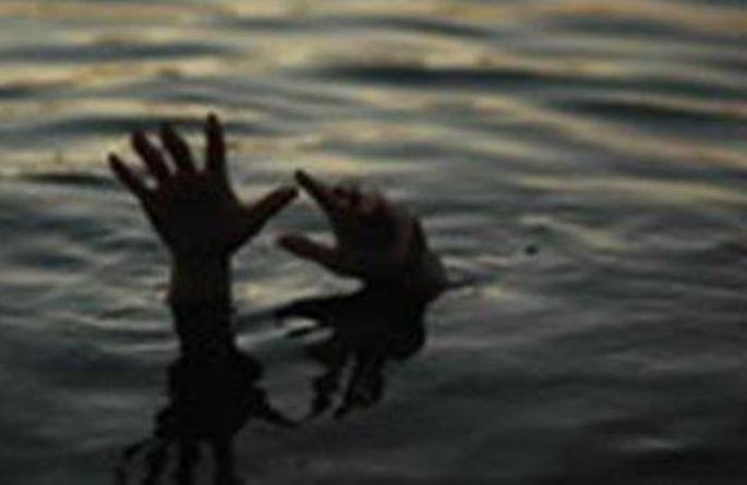 Youth drowns in deep water of river |  डोहात बुडून युवकाचा मृत्यू Youth drowns in deep water of river |  डोहात बुडून युवकाचा मृत्यू