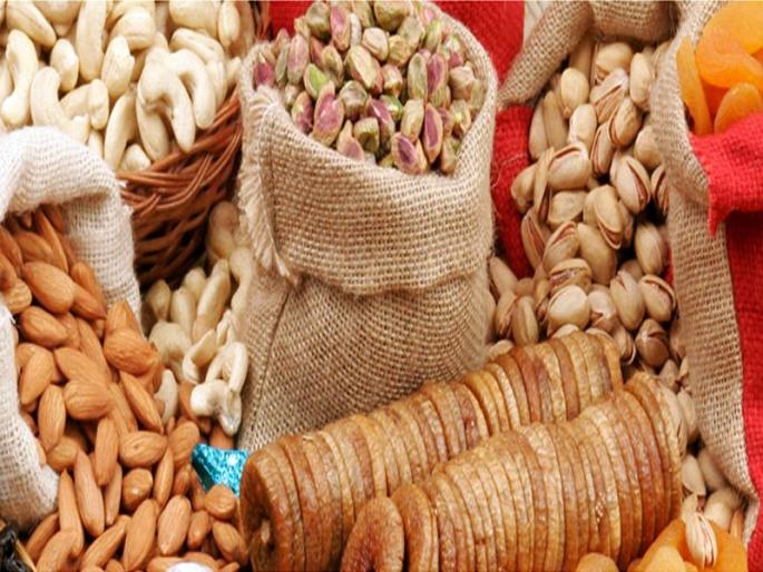 Demand for dry fruits due to rising cold in the Jalgaon market | जळगाव बाजारात वाढत्या थंडीमुळे सुका मेव्याला मागणी Demand for dry fruits due to rising cold in the Jalgaon market | जळगाव बाजारात वाढत्या थंडीमुळे सुका मेव्याला मागणी