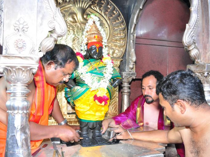 After 12 hours, Vajralepan on the foot of Rukmini idol in Pandharpur is complete | १२ तासानंतर पंढरपुरातील रुक्मिणी मूर्तीच्या चरणावरील वज्रलेपण पूर्ण