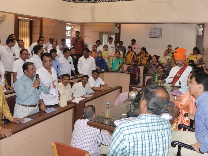 Kolhapur: Protection of illegal constructions, protests by government in municipal council | कोल्हापूर : अवैध बांधकामांना संरक्षण, महापालिकेच्या सभेत सरकारचा निषेध Kolhapur: Protection of illegal constructions, protests by government in municipal council | कोल्हापूर : अवैध बांधकामांना संरक्षण, महापालिकेच्या सभेत सरकारचा निषेध