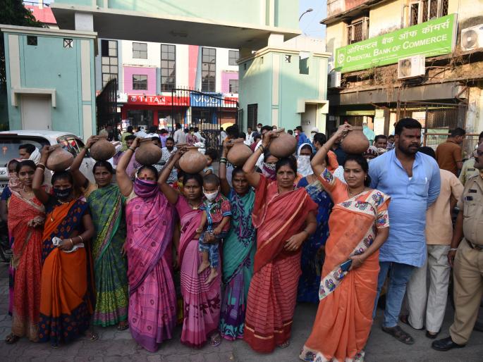 Hand pump malfunction; Womens agitation At Akola Municipal corporation | हातपंप नादुरूस्त; महिलांचा मनपात घागर माेर्चा Hand pump malfunction; Womens agitation At Akola Municipal corporation | हातपंप नादुरूस्त; महिलांचा मनपात घागर माेर्चा