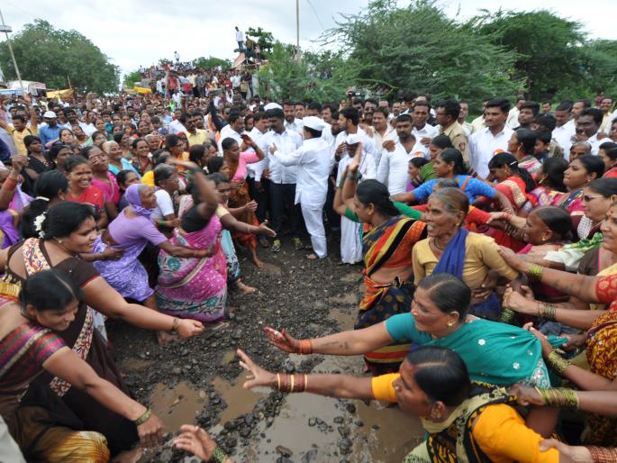 Gaurai's fight between two villages is tied | दोन गावांमधील गौराईची लढाई बरोबरीत Gaurai's fight between two villages is tied | दोन गावांमधील गौराईची लढाई बरोबरीत
