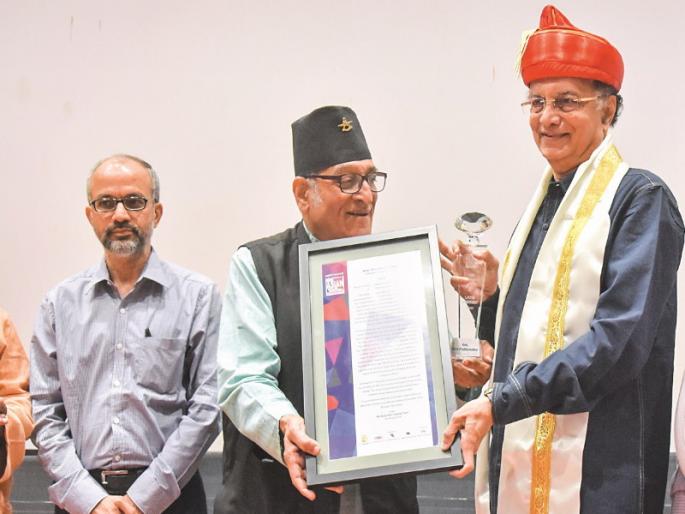 Each role should be done separately: Dilip Prabhavalkar; The 'Lifetime Achievement Award' in Pune | प्रत्येक भूमिका अलिप्तपणे करावी : दिलीप प्रभावळकर; पुण्यात ‘जीवनगौरव पुरस्कार’ प्रदान Each role should be done separately: Dilip Prabhavalkar; The 'Lifetime Achievement Award' in Pune | प्रत्येक भूमिका अलिप्तपणे करावी : दिलीप प्रभावळकर; पुण्यात ‘जीवनगौरव पुरस्कार’ प्रदान