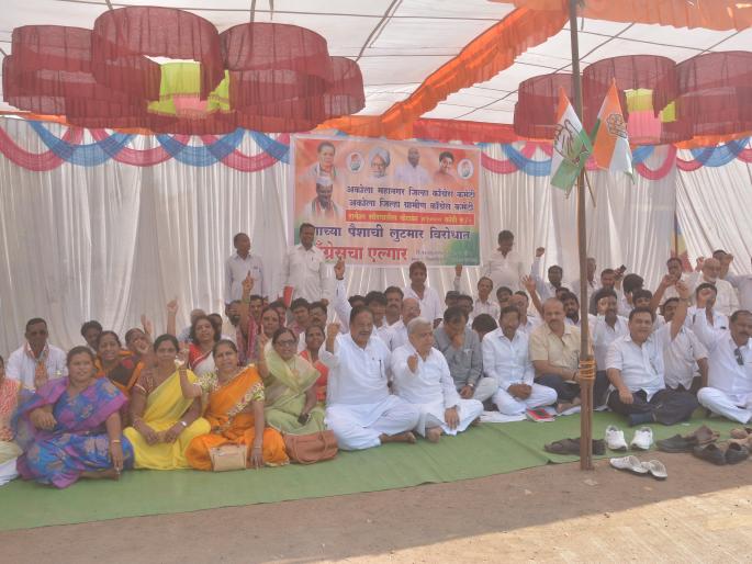 Congress 'Elgar' against Rafael scam; Dharna in front of the Collector Office | राफेल घोटाळा विरोधात काँग्रेसचा ‘एल्गार’; जिल्हाधिकारी कार्यालयासमोर दिले धरणे Congress 'Elgar' against Rafael scam; Dharna in front of the Collector Office | राफेल घोटाळा विरोधात काँग्रेसचा ‘एल्गार’; जिल्हाधिकारी कार्यालयासमोर दिले धरणे