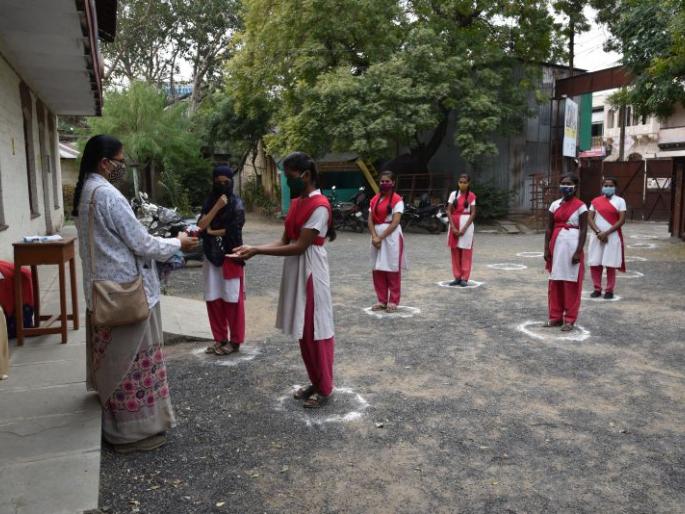 Secondary students increased throughout the month; No student is infected with corona! | महिनाभरात वाढले माध्यमिकचे विद्यार्थी; एकाही विद्यार्थ्याला कोरोनाची लागण नाही !