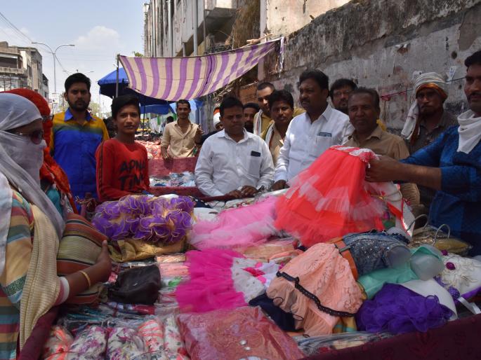 Gandhigiri of Opposition Leaders; Prohibition of action on small businessmen! | मनपा विरोधी पक्षनेत्यांची गांधीगिरी; लघू व्यावसायिकांवरील कारवाईचा केला निषेध!  Gandhigiri of Opposition Leaders; Prohibition of action on small businessmen! | मनपा विरोधी पक्षनेत्यांची गांधीगिरी; लघू व्यावसायिकांवरील कारवाईचा केला निषेध!