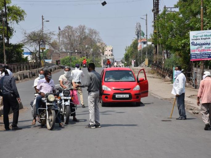 curfue foil in Akola by citizens | अतिउत्साही महाभागांमुळे ‘संचारबंदी’चा फज्जा! curfue foil in Akola by citizens | अतिउत्साही महाभागांमुळे ‘संचारबंदी’चा फज्जा!
