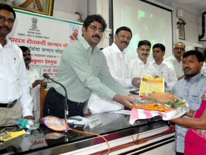 The scheme will continue till the eligible farmers in Solapur district get the benefit: Guardian Minister | सोलापूर जिल्ह्यातील पात्र शेतकºयांना लाभ मिळेपर्यंत योजना सुरु राहणार : पालकमंत्री The scheme will continue till the eligible farmers in Solapur district get the benefit: Guardian Minister | सोलापूर जिल्ह्यातील पात्र शेतकºयांना लाभ मिळेपर्यंत योजना सुरु राहणार : पालकमंत्री