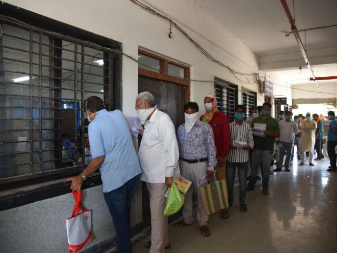Crowds in shoppers' supply section for ID cards! | ओळखपत्रांसाठी दुकानदारांची पुरवठा विभागात गर्दी! Crowds in shoppers' supply section for ID cards! | ओळखपत्रांसाठी दुकानदारांची पुरवठा विभागात गर्दी!