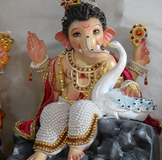 Attraction of devotees of the people of Ballylea in Solapur | सोलापुरातील बाललीलेतील गणरायाचे भक्तांना आकर्षण Attraction of devotees of the people of Ballylea in Solapur | सोलापुरातील बाललीलेतील गणरायाचे भक्तांना आकर्षण