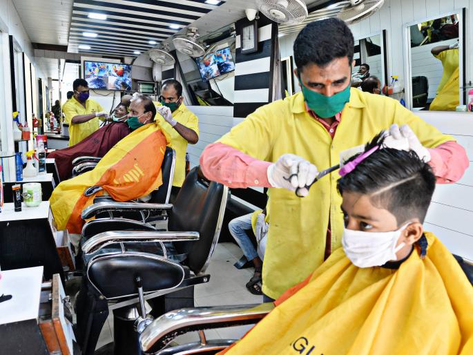 CoronaVirus Lockdown: Salons, parlors with special care | CoronaVirus Lockdown : विशेष दक्षतेसह सलून, पार्लर गजबजली CoronaVirus Lockdown: Salons, parlors with special care | CoronaVirus Lockdown : विशेष दक्षतेसह सलून, पार्लर गजबजली
