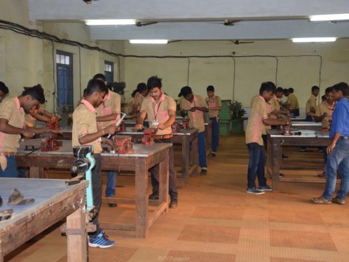 ITAI's student maven and polytechnic did't find students | आयटीआयला गर्दी मावेना अन पॉलिटेक्निकला विद्यार्थी सापडेना ITAI's student maven and polytechnic did't find students | आयटीआयला गर्दी मावेना अन पॉलिटेक्निकला विद्यार्थी सापडेना