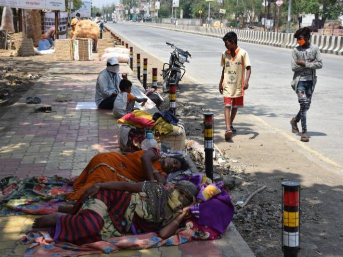 Corona communication blockade: Dinner and stay at the footpath | कोरोना संचारबंदीचा फटका : जेवण आणि रात्रीचा मुक्काम फुटपाथवरच!