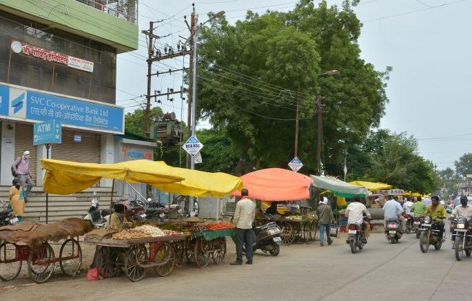 Vegetable vendors encroach on the road again |  भाजी विक्रेत्यांचे पुन्हा रस्त्यावर अतिक्रमण