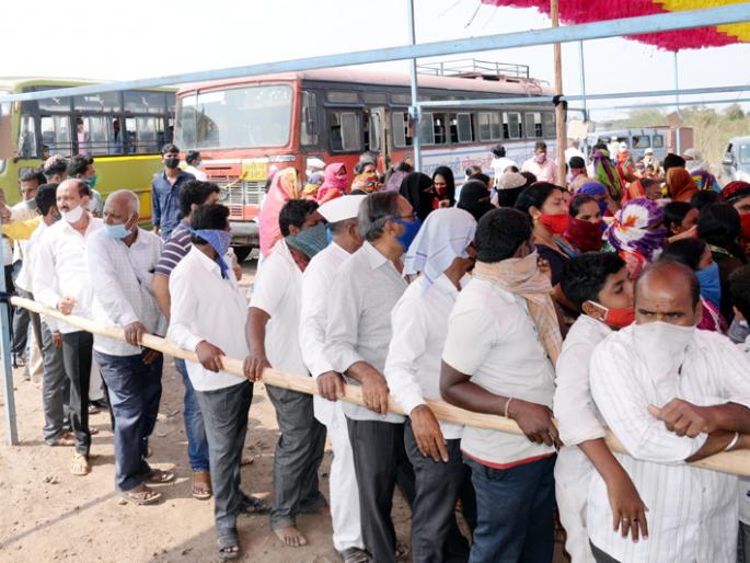 Passengers are now required to test the corona before heading to Karnataka | कर्नाटकात जाण्यापूर्वी महाराष्ट्रातील प्रवाशांना करावी लागणार कोरोना चाचणी Passengers are now required to test the corona before heading to Karnataka | कर्नाटकात जाण्यापूर्वी महाराष्ट्रातील प्रवाशांना करावी लागणार कोरोना चाचणी