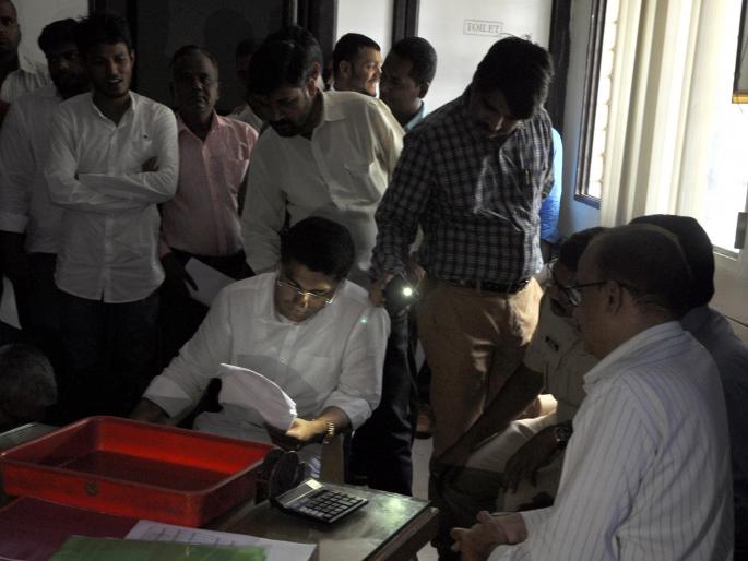 mseb,aamdar,sangram,jagtap, | आंदोलकांनी महावितरण अधिकाºयांना फोडला घाम mseb,aamdar,sangram,jagtap, | आंदोलकांनी महावितरण अधिकाºयांना फोडला घाम