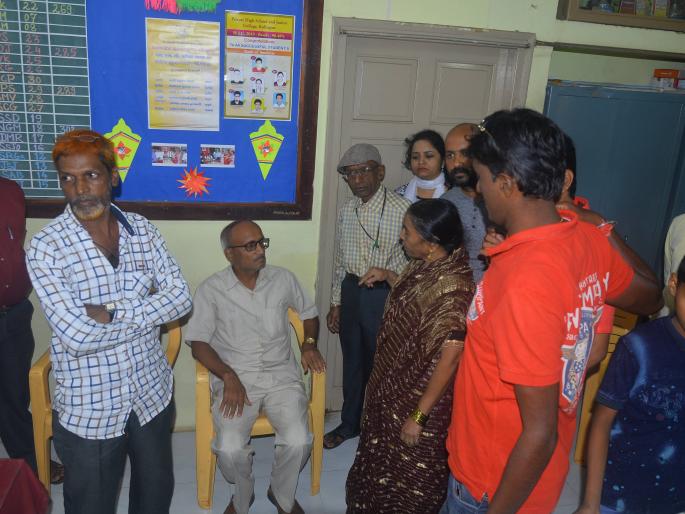 A teacher stabbed a 10-year-old student | शिक्षकाकडून दहावीच्या विद्यार्थ्याला बेदम मारहाण A teacher stabbed a 10-year-old student | शिक्षकाकडून दहावीच्या विद्यार्थ्याला बेदम मारहाण