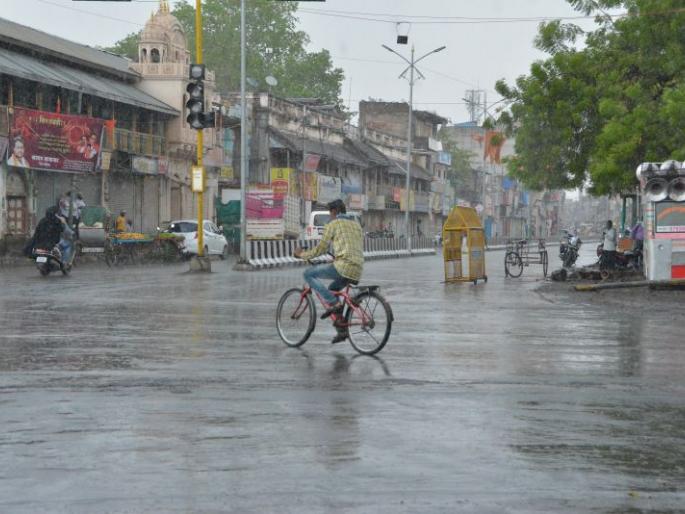 Sparse rainfall in the district; Warning of torrential rain today | जिल्ह्यात तुरळक पाऊस; आज मुसळधार पावसाचा इशारा Sparse rainfall in the district; Warning of torrential rain today | जिल्ह्यात तुरळक पाऊस; आज मुसळधार पावसाचा इशारा