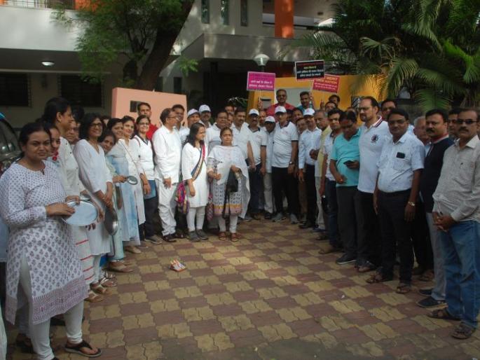 'Save Merit - Save Nation' agitation infront of Guardian minister's Home | 'सेव्ह मेरिट - सेव्ह नेशन’चे पालकमंत्र्यांच्या घरासमोर ‘थाळी बजाओ’ आंदोलन 'Save Merit - Save Nation' agitation infront of Guardian minister's Home | 'सेव्ह मेरिट - सेव्ह नेशन’चे पालकमंत्र्यांच्या घरासमोर ‘थाळी बजाओ’ आंदोलन