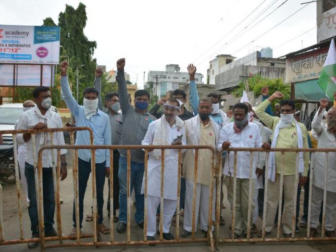 Farmers' organization staged agitation in front of MP's house | शेतकरी संघटनेने केले खासदारांच्या घरासमोर आंदोलन