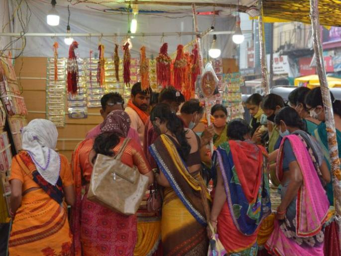 Rakhi market flourished; But the rain interrupted! | राखीचा बाजार फुलला; मात्र पावसाचा व्यत्यय! Rakhi market flourished; But the rain interrupted! | राखीचा बाजार फुलला; मात्र पावसाचा व्यत्यय!