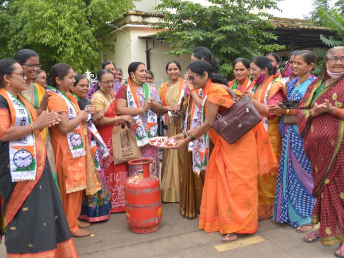 Protest against price hike by worshiping gas cylinder | गॅस सिलिंडरची पूजा अन् आरती करून दरवाढीचा केला निषेध Protest against price hike by worshiping gas cylinder | गॅस सिलिंडरची पूजा अन् आरती करून दरवाढीचा केला निषेध