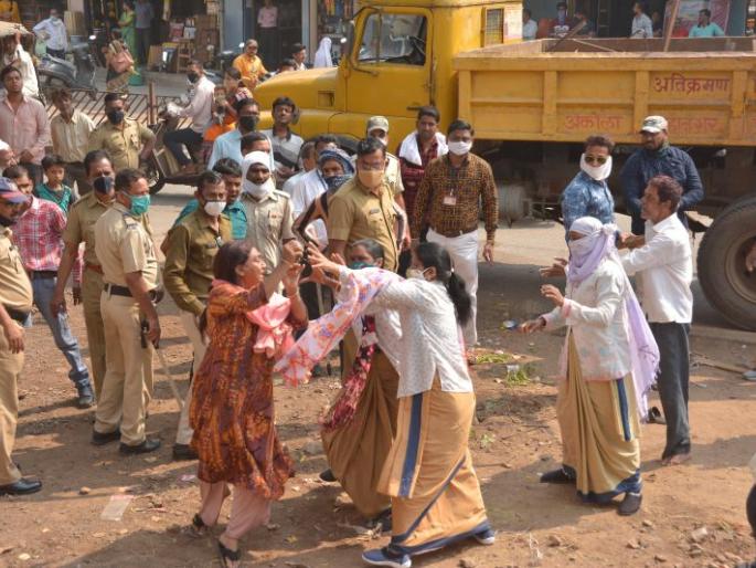 As soon as the woman picked up the stone, the security guards rushed! | महिला व्यावसायिकेने दगड उचलताच सुरक्षारक्षक भिडल्या! As soon as the woman picked up the stone, the security guards rushed! | महिला व्यावसायिकेने दगड उचलताच सुरक्षारक्षक भिडल्या!